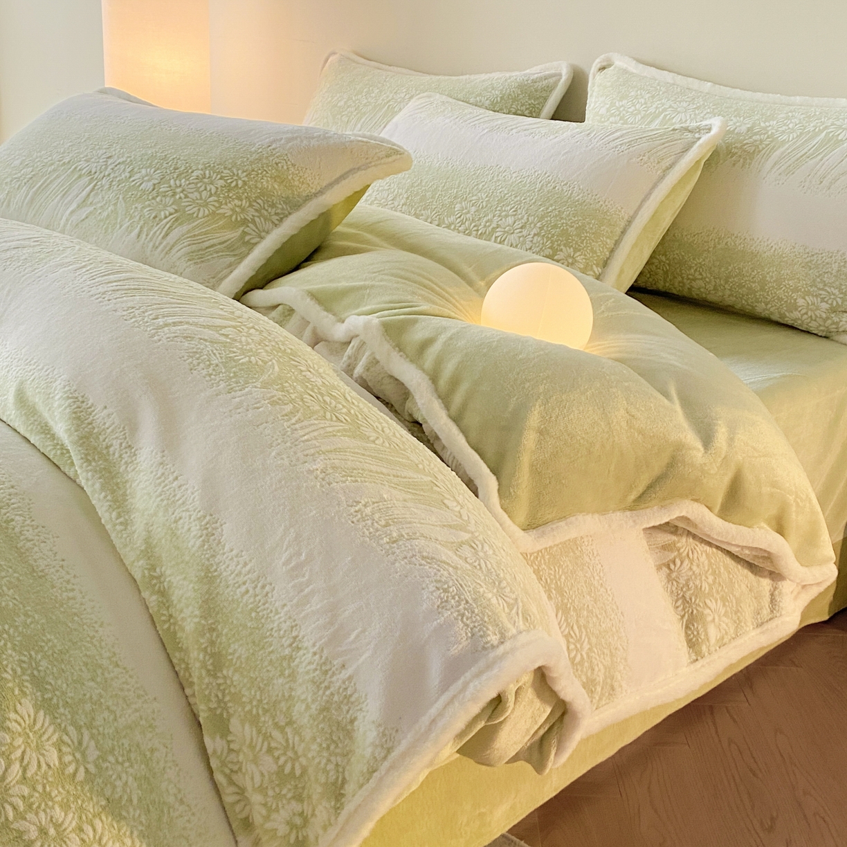 91家纺网 家纺一手货源 找家纺 绘萱家居 2025新款爆款高密消光包边雕花牛奶绒四件套立体5D 山间花丛-绿