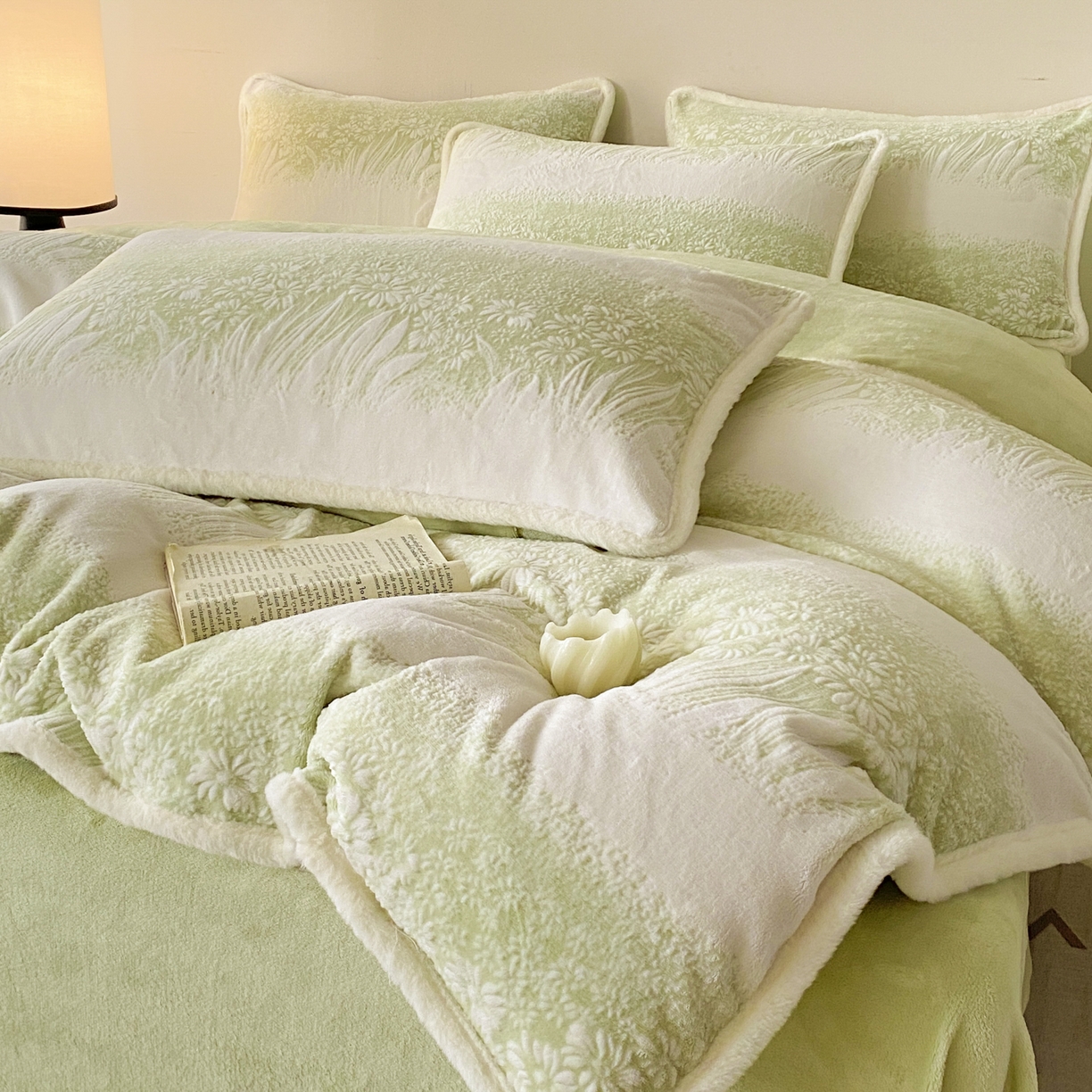 91家纺网 家纺一手货源 找家纺 绘萱家居 2025新款爆款高密消光包边雕花牛奶绒四件套立体5D 山间花丛-绿