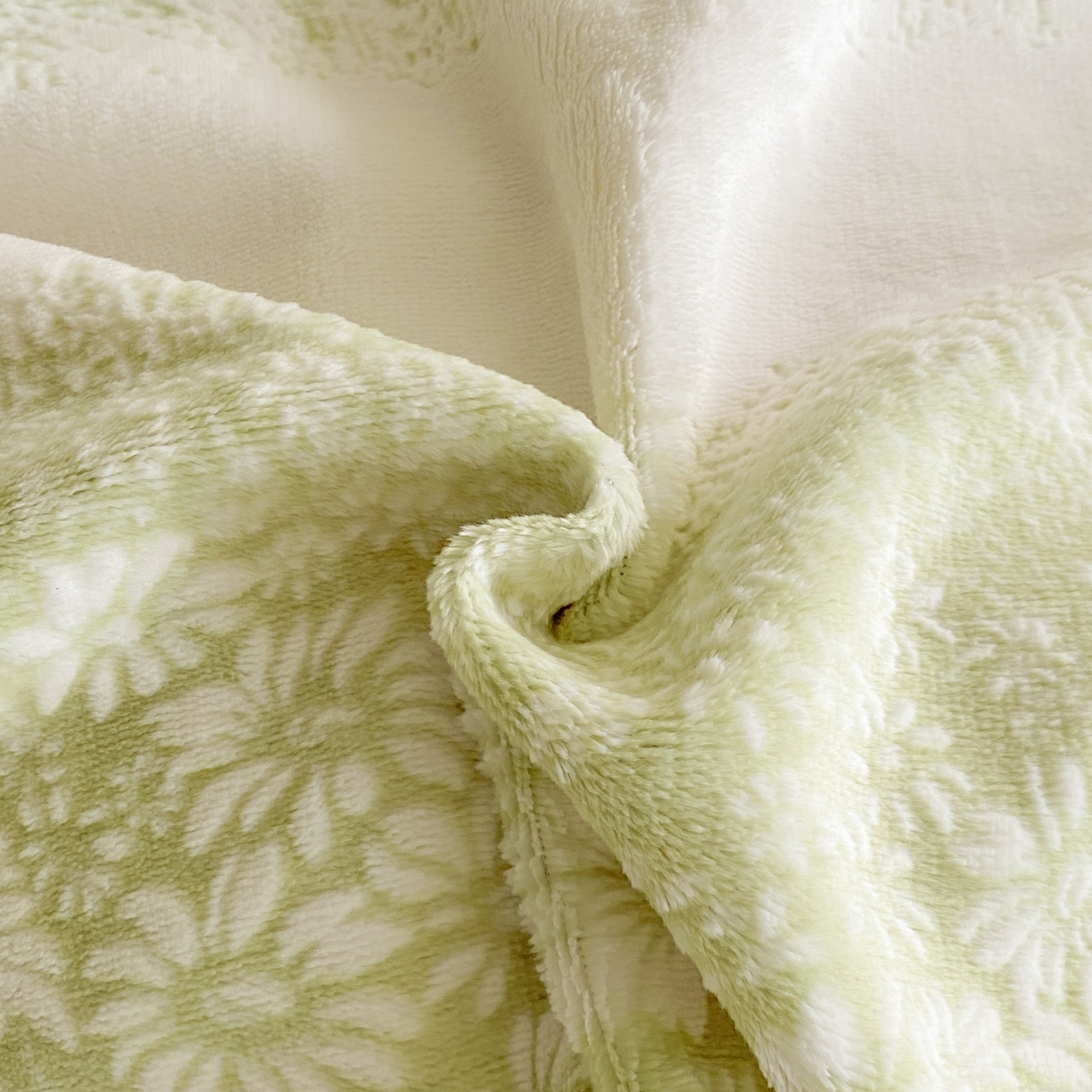 91家纺网 家纺一手货源 找家纺 绘萱家居 2025新款爆款高密消光包边雕花牛奶绒四件套立体5D 山间花丛-绿