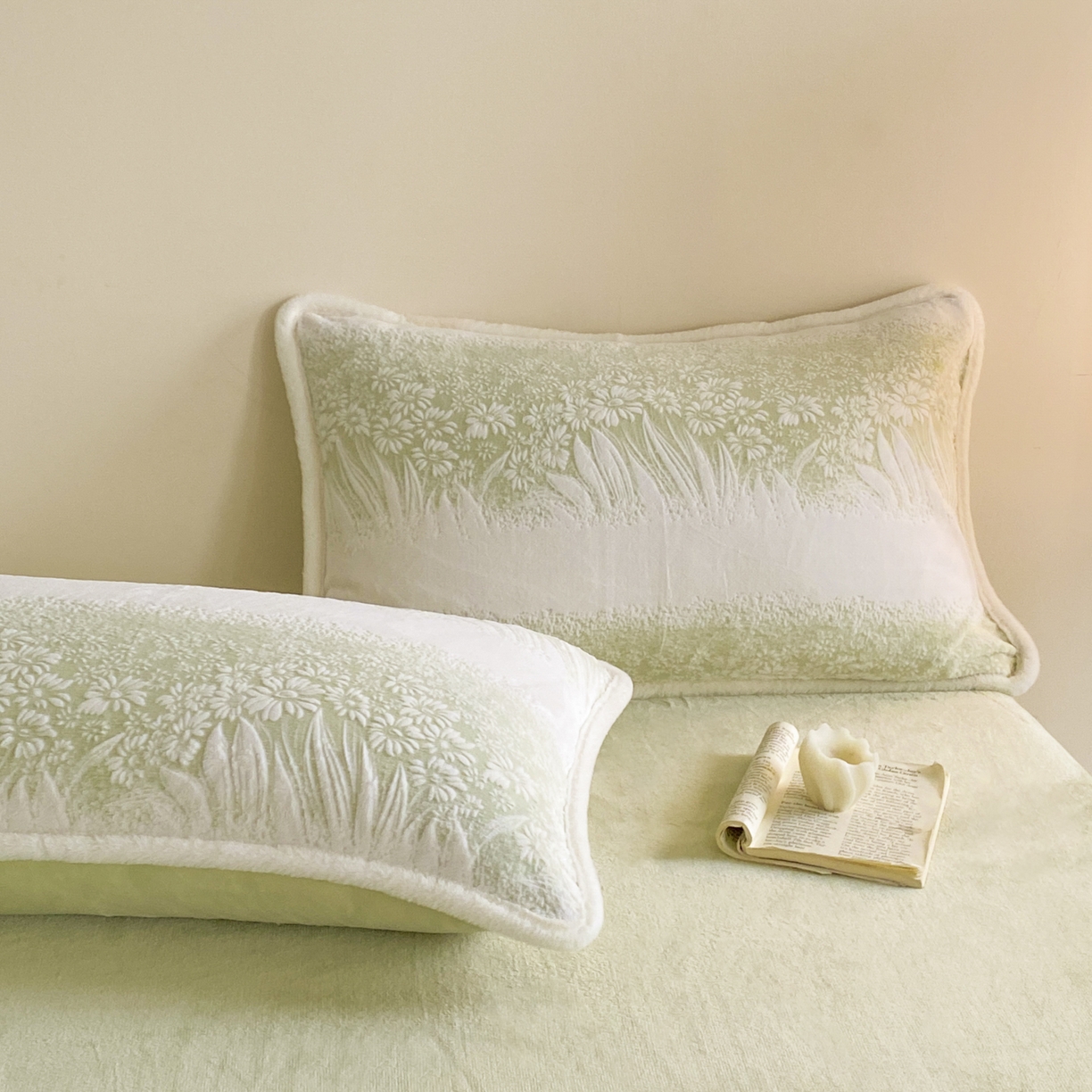 91家纺网 家纺一手货源 找家纺 绘萱家居 2025新款爆款高密消光包边雕花牛奶绒四件套立体5D 山间花丛-绿