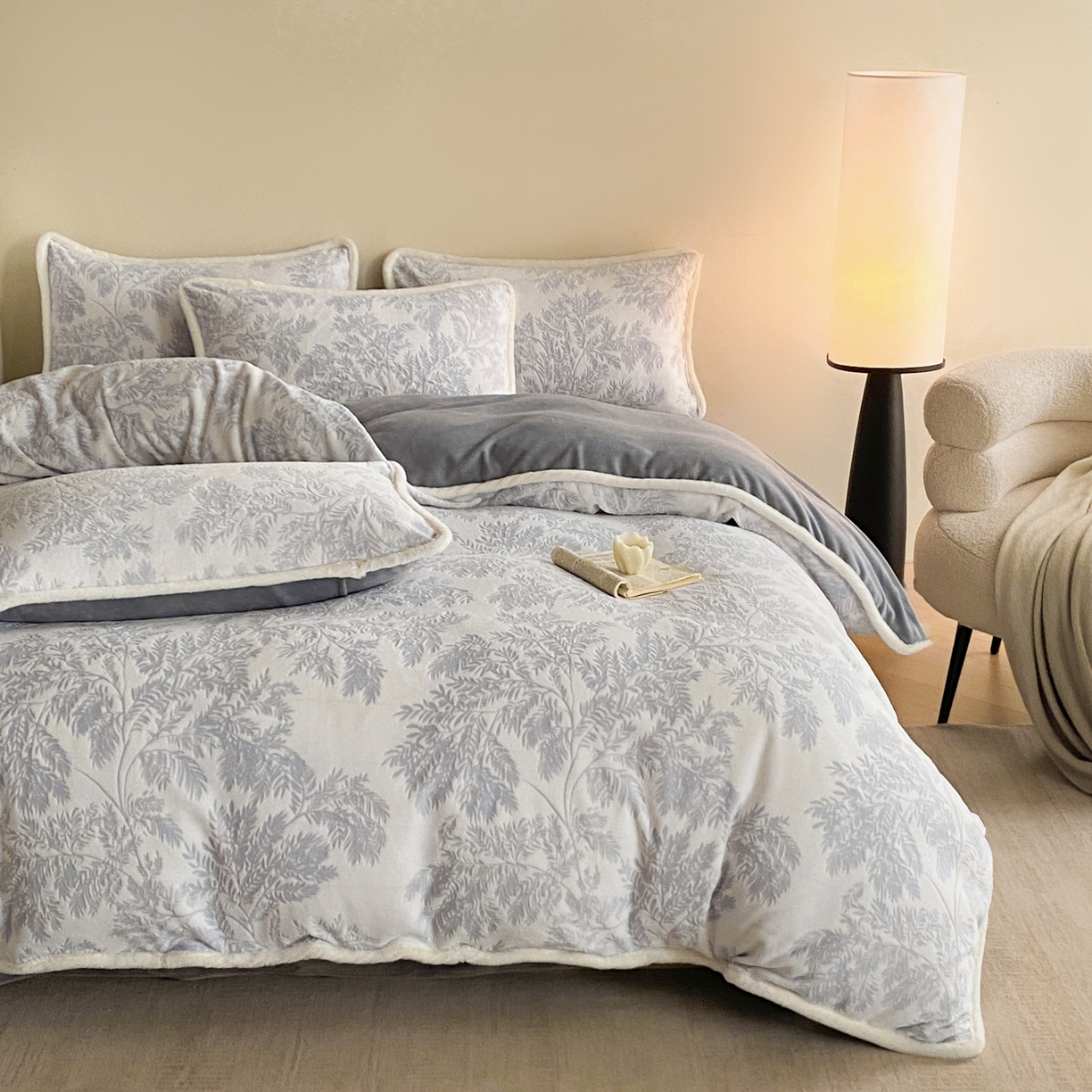 91家纺网 家纺一手货源 找家纺 绘萱家居 2025新款爆款高密消光包边雕花牛奶绒四件套立体5D 圣彼得-灰