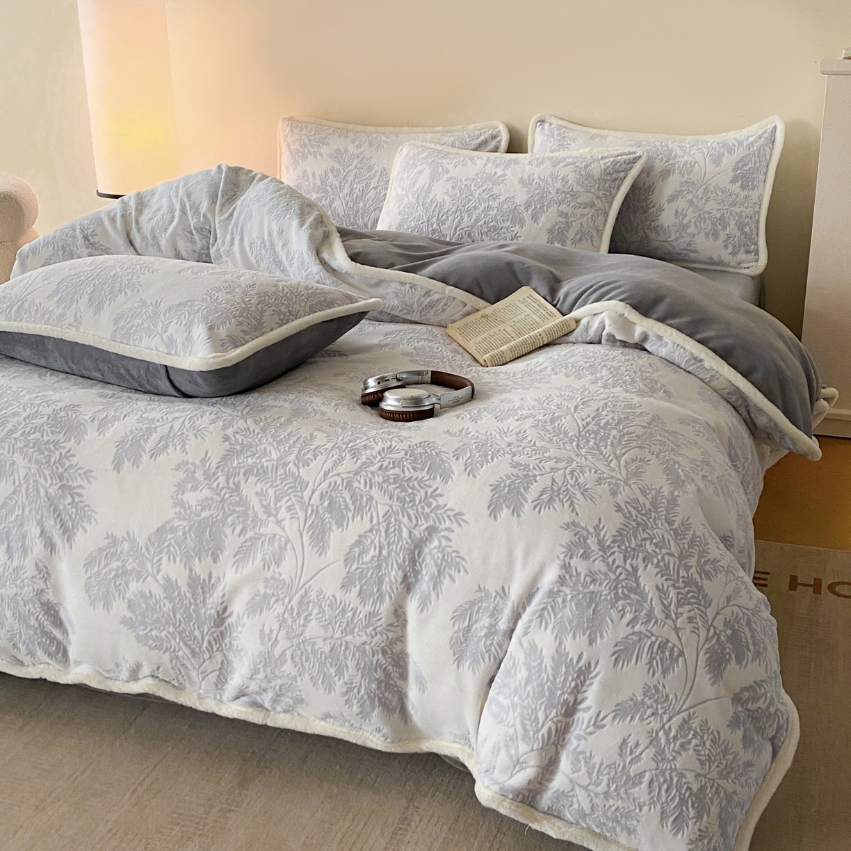 91家纺网 家纺一手货源 找家纺 绘萱家居 2025新款爆款高密消光包边雕花牛奶绒四件套立体5D 圣彼得-灰