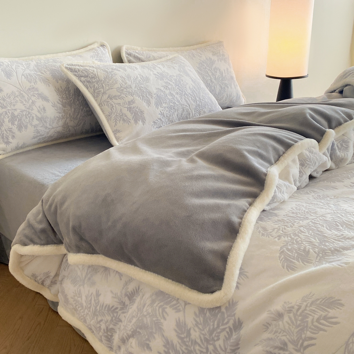 91家纺网 家纺一手货源 找家纺 绘萱家居 2025新款爆款高密消光包边雕花牛奶绒四件套立体5D 圣彼得-灰