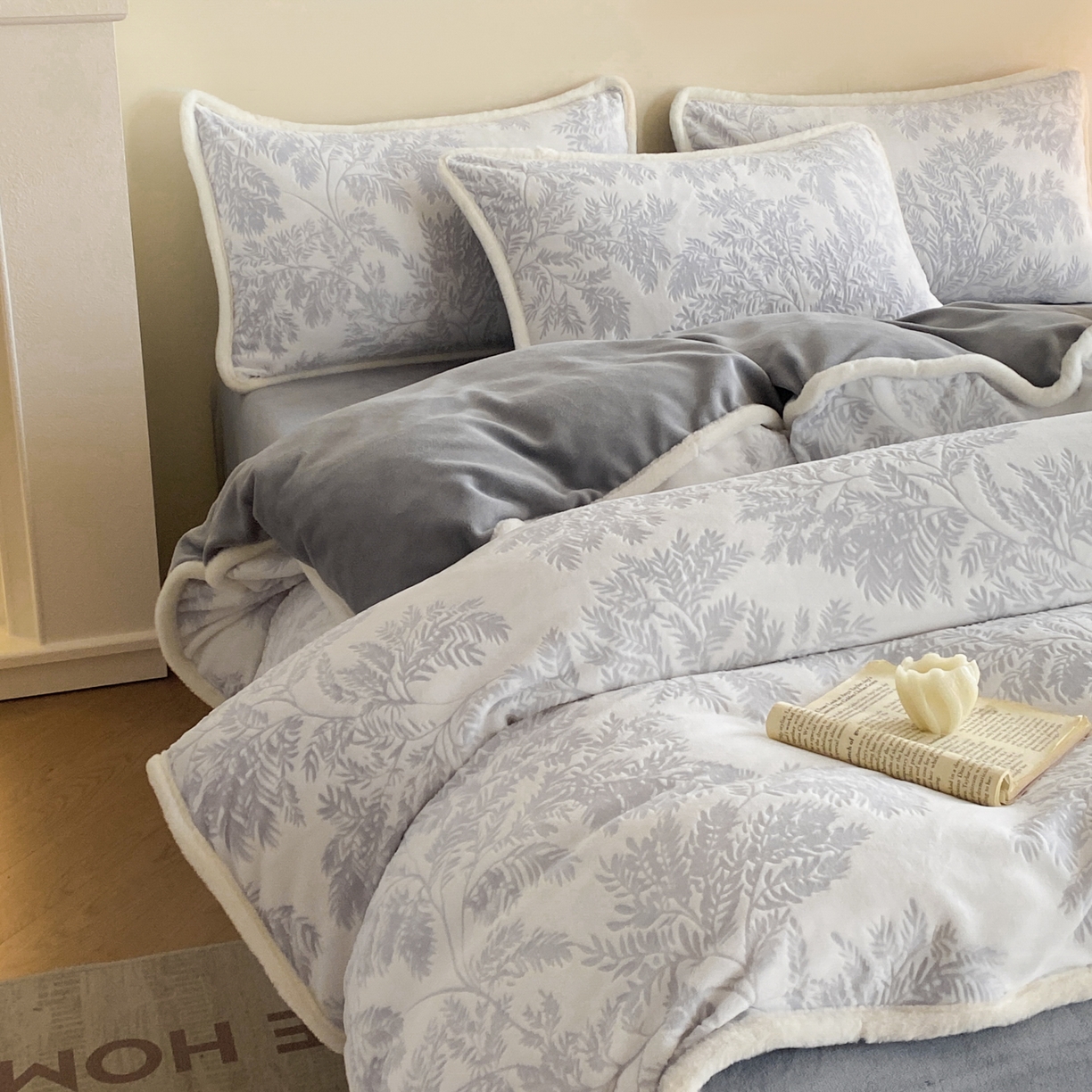 91家纺网 家纺一手货源 找家纺 绘萱家居 2025新款爆款高密消光包边雕花牛奶绒四件套立体5D 圣彼得-灰