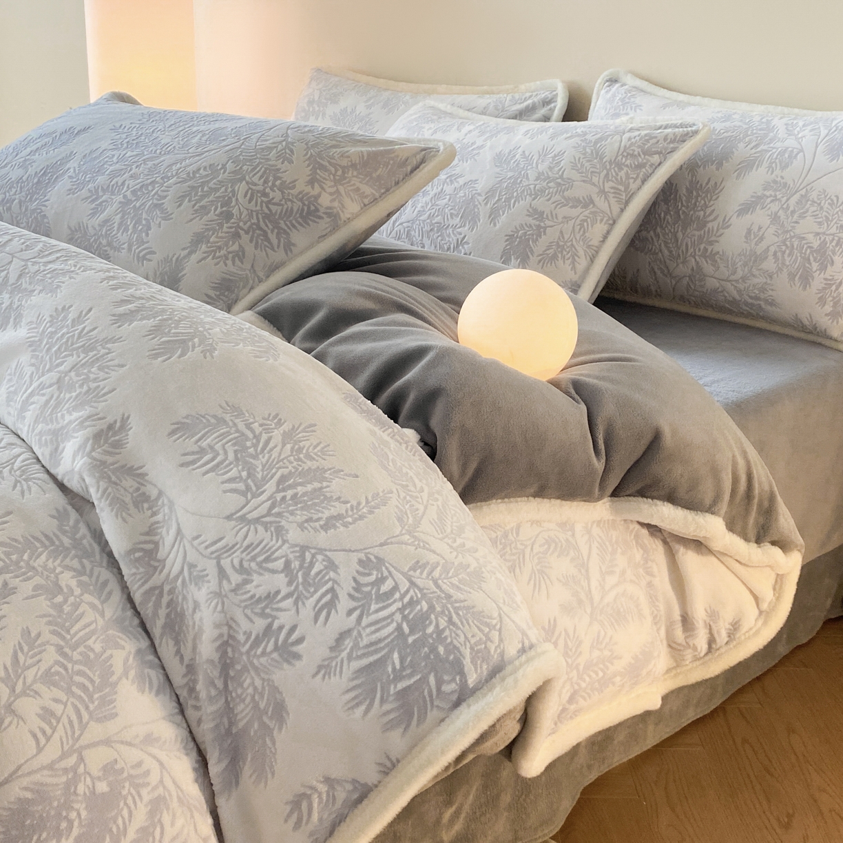 91家纺网 家纺一手货源 找家纺 绘萱家居 2025新款爆款高密消光包边雕花牛奶绒四件套立体5D 圣彼得-灰