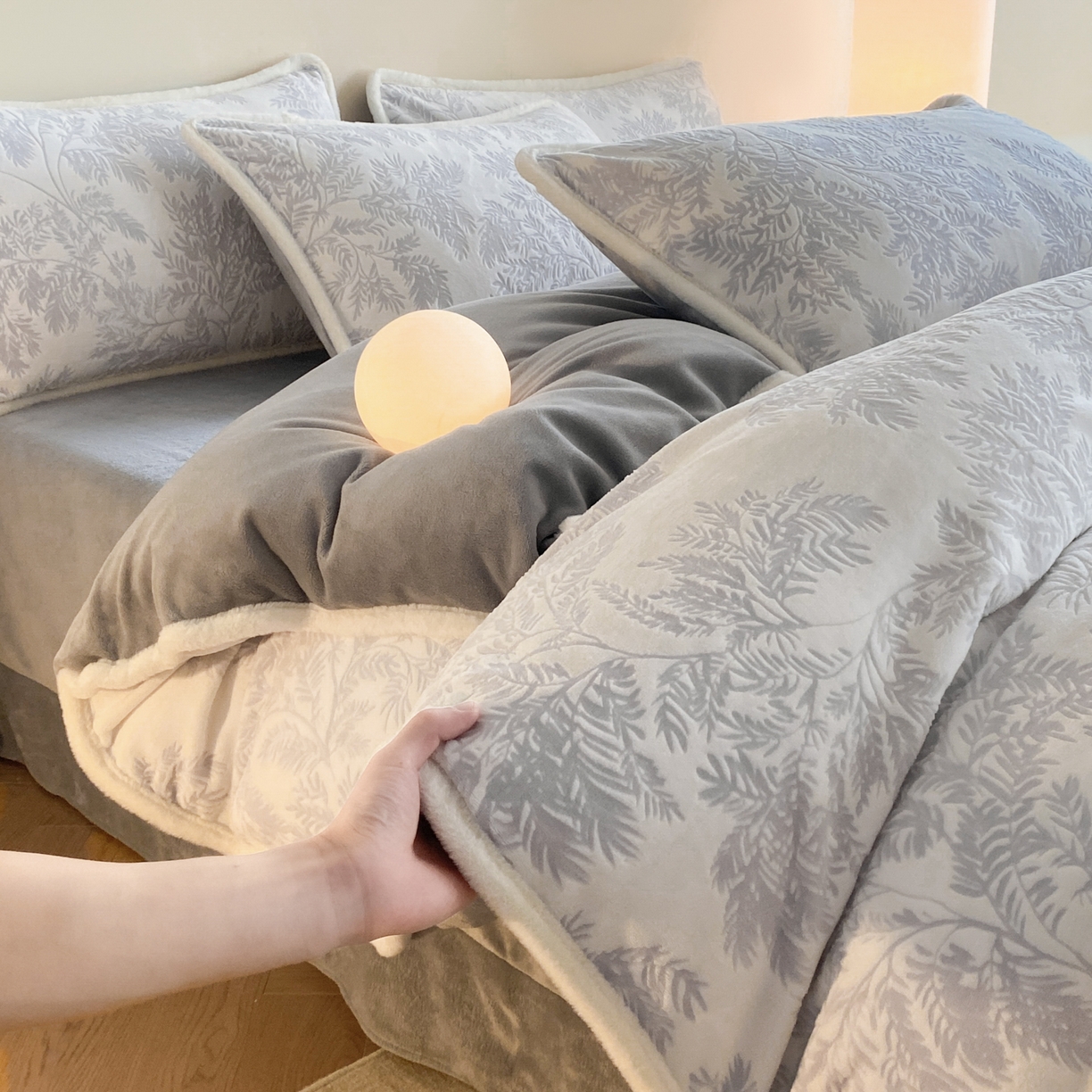 91家纺网 家纺一手货源 找家纺 绘萱家居 2025新款爆款高密消光包边雕花牛奶绒四件套立体5D 圣彼得-灰