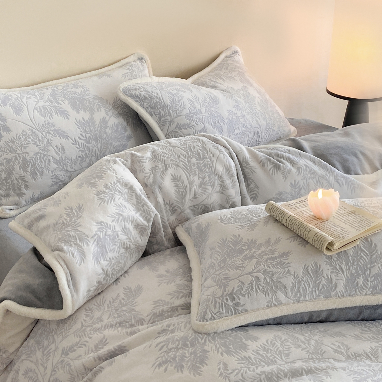 91家纺网 家纺一手货源 找家纺 绘萱家居 2025新款爆款高密消光包边雕花牛奶绒四件套立体5D 圣彼得-灰