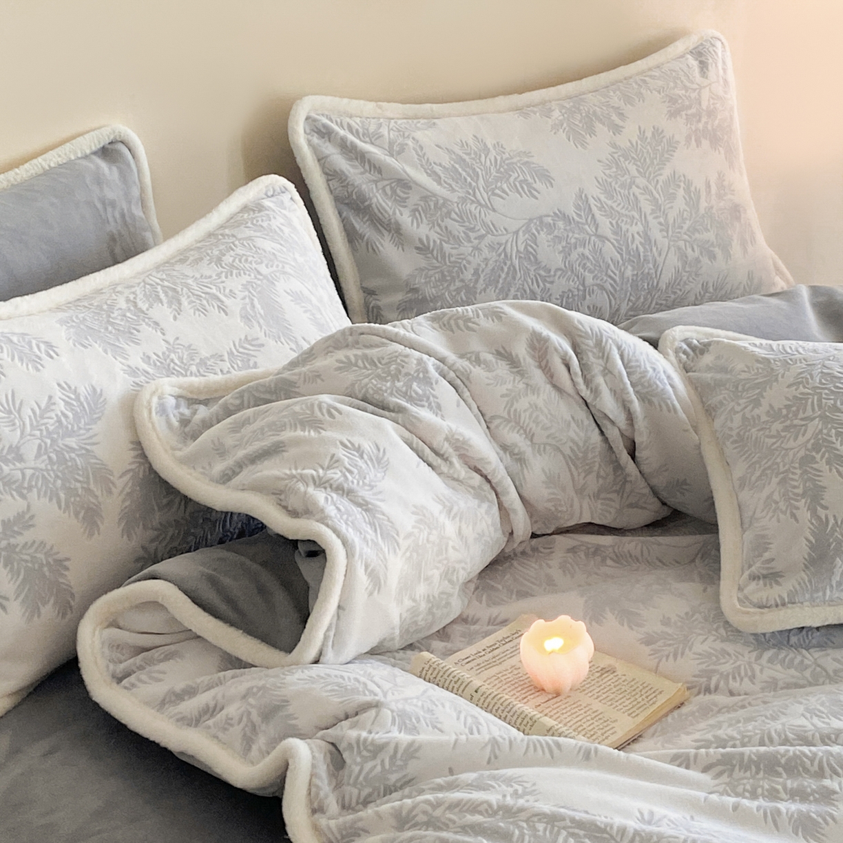 91家纺网 家纺一手货源 找家纺 绘萱家居 2025新款爆款高密消光包边雕花牛奶绒四件套立体5D 圣彼得-灰