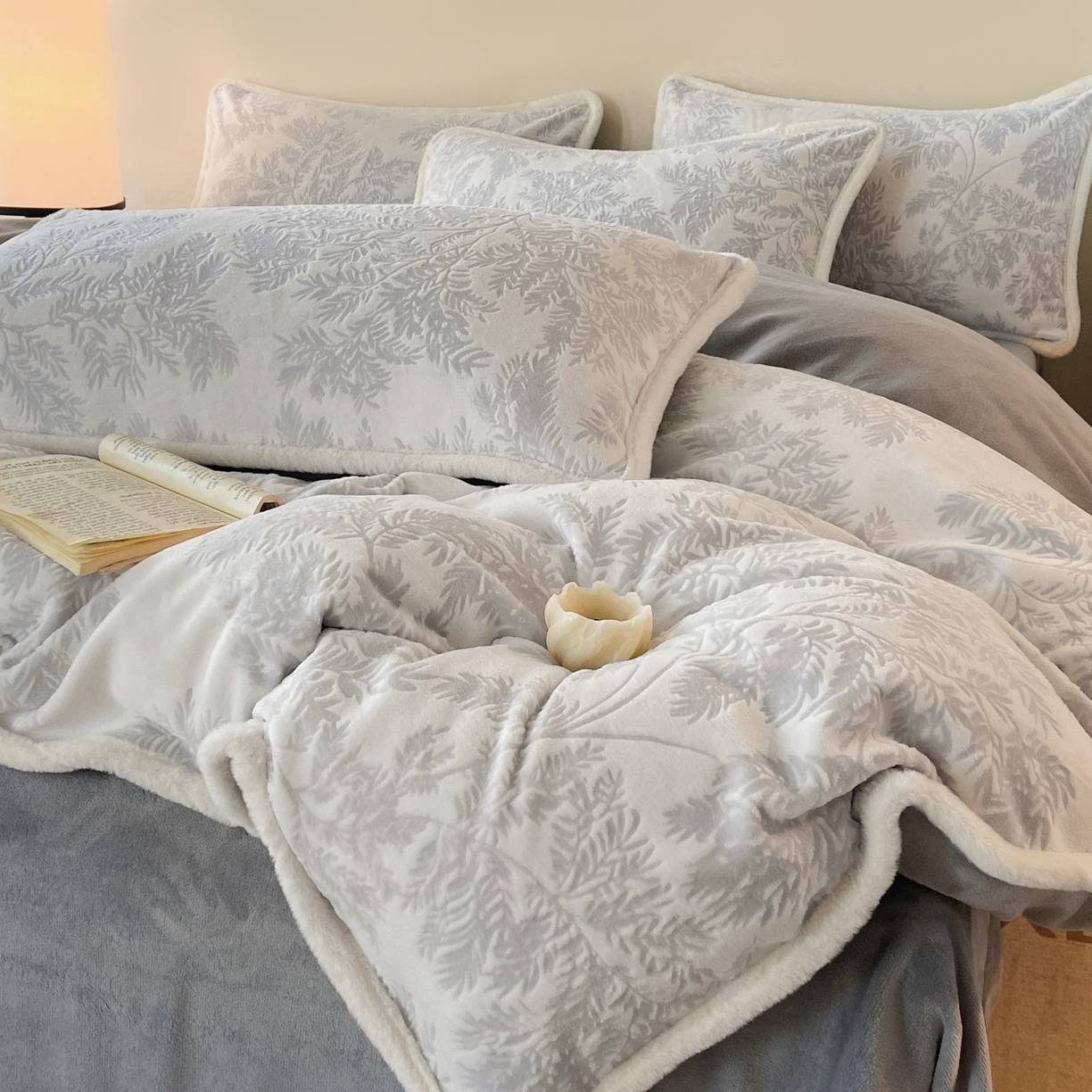 91家纺网 家纺一手货源 找家纺 绘萱家居 2025新款爆款高密消光包边雕花牛奶绒四件套立体5D 圣彼得-灰