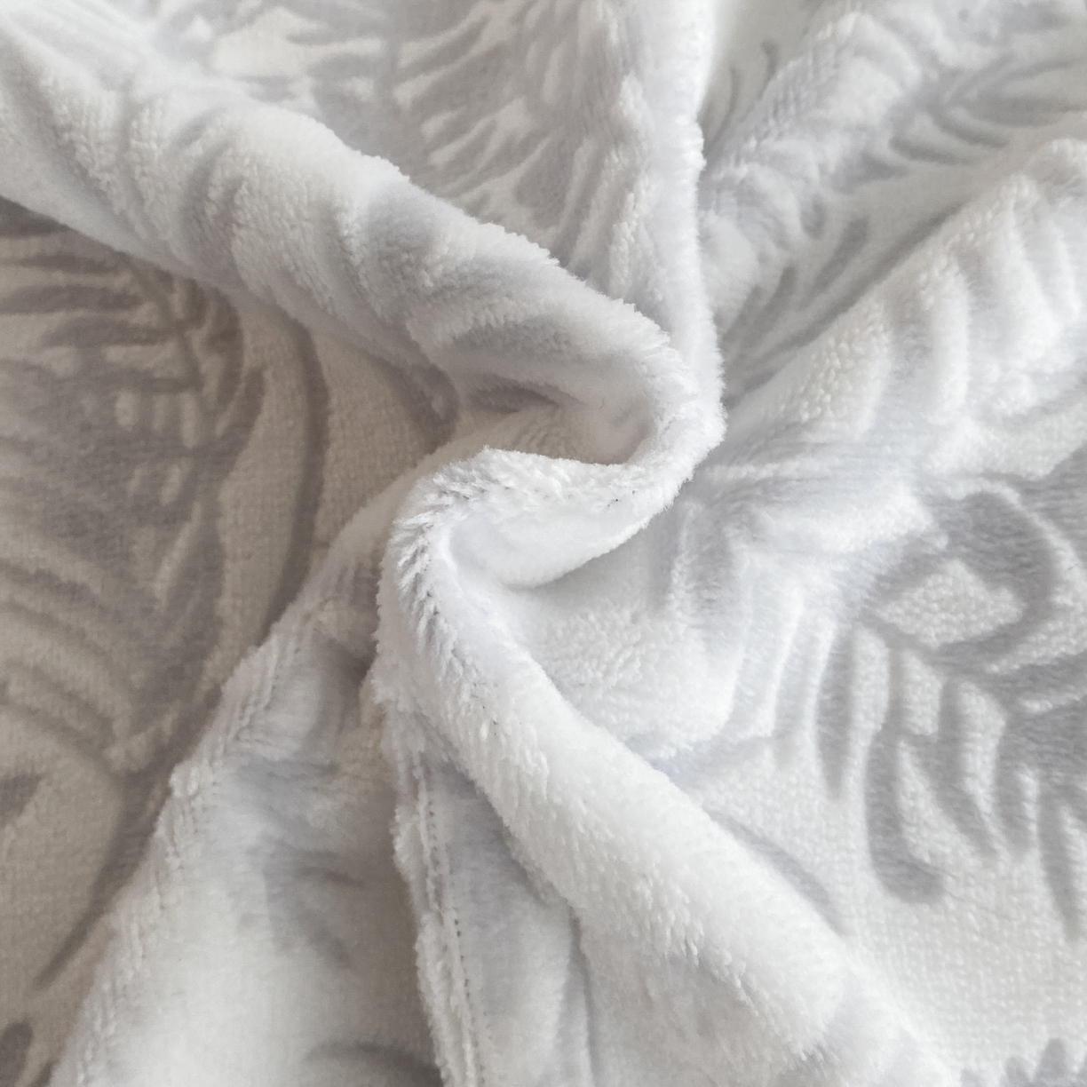 91家纺网 家纺一手货源 找家纺 绘萱家居 2025新款爆款高密消光包边雕花牛奶绒四件套立体5D 圣彼得-灰