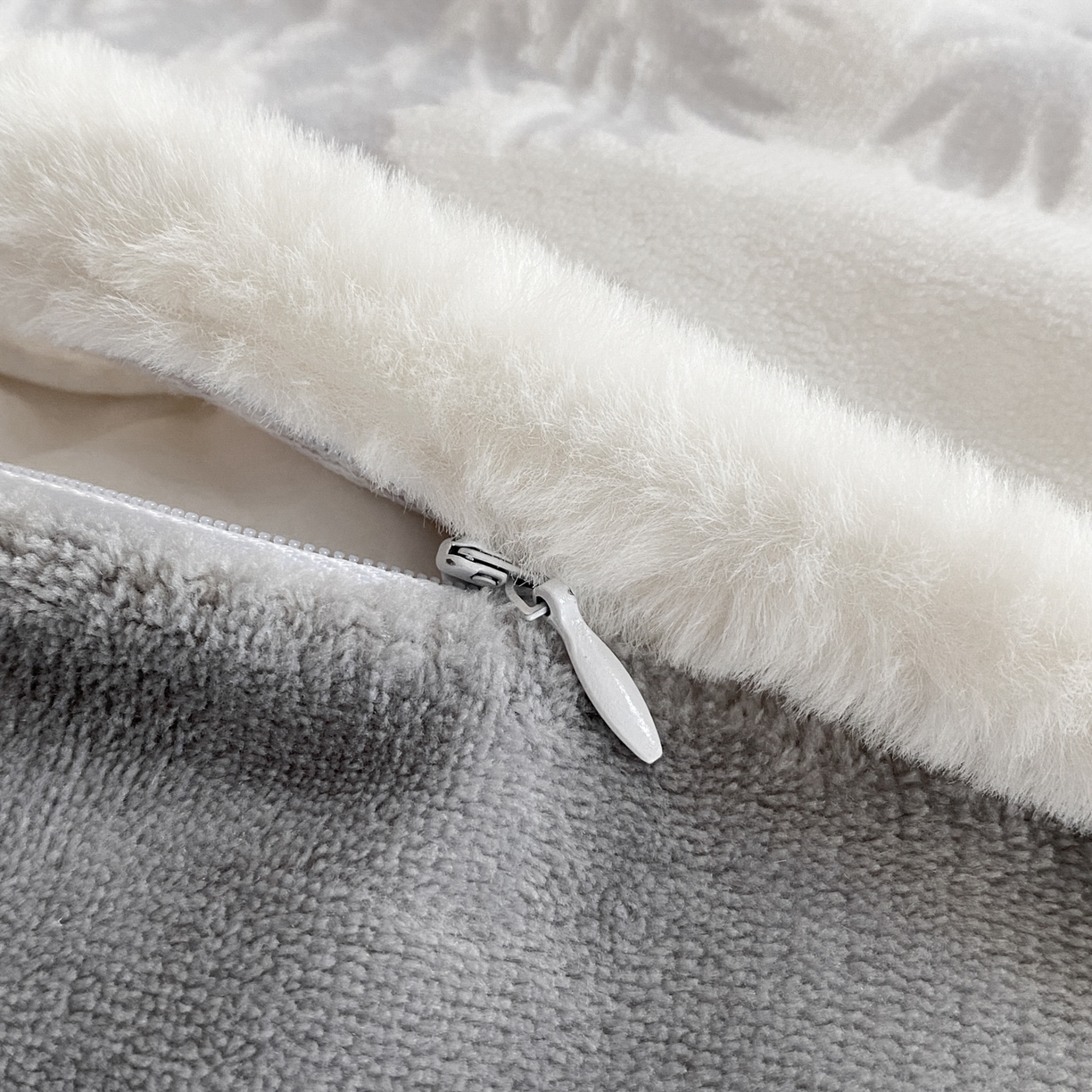 91家纺网 家纺一手货源 找家纺 绘萱家居 2025新款爆款高密消光包边雕花牛奶绒四件套立体5D 圣彼得-灰