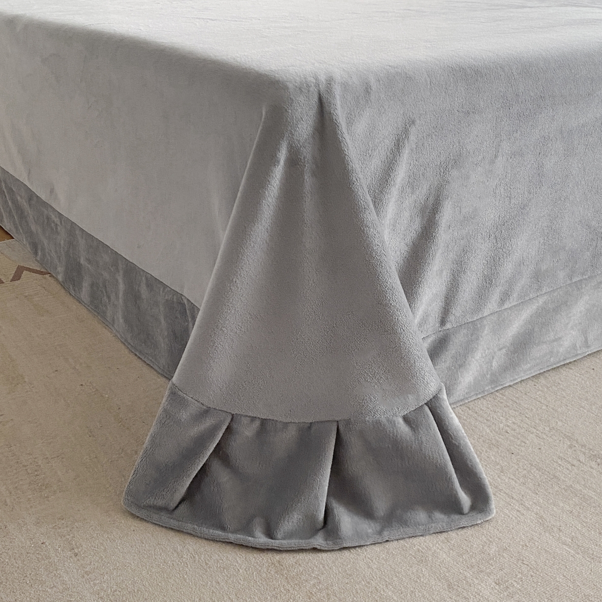 91家纺网 家纺一手货源 找家纺 绘萱家居 2025新款爆款高密消光包边雕花牛奶绒四件套立体5D 圣彼得-灰