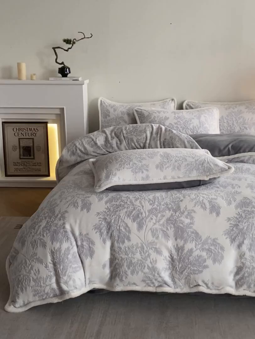 91家纺网 家纺一手货源 找家纺 绘萱家居 2025新款爆款高密消光包边雕花牛奶绒四件套立体5D 圣彼得-灰