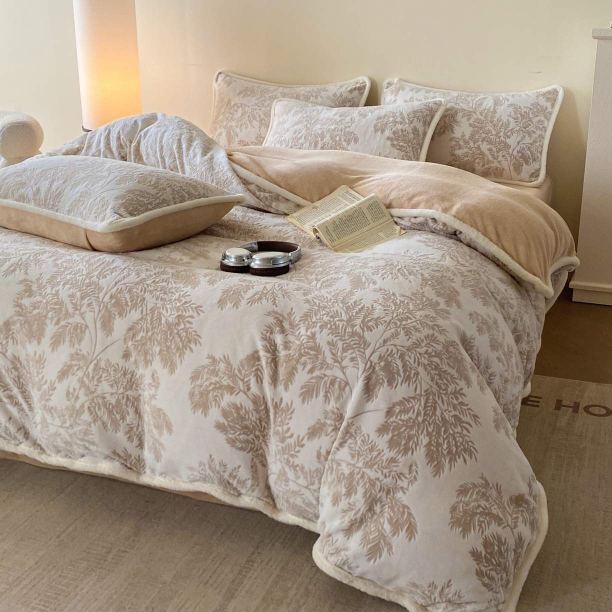 91家纺网 家纺一手货源 找家纺 绘萱家居 2025新款爆款高密消光包边雕花牛奶绒四件套立体5D 圣彼得-咖