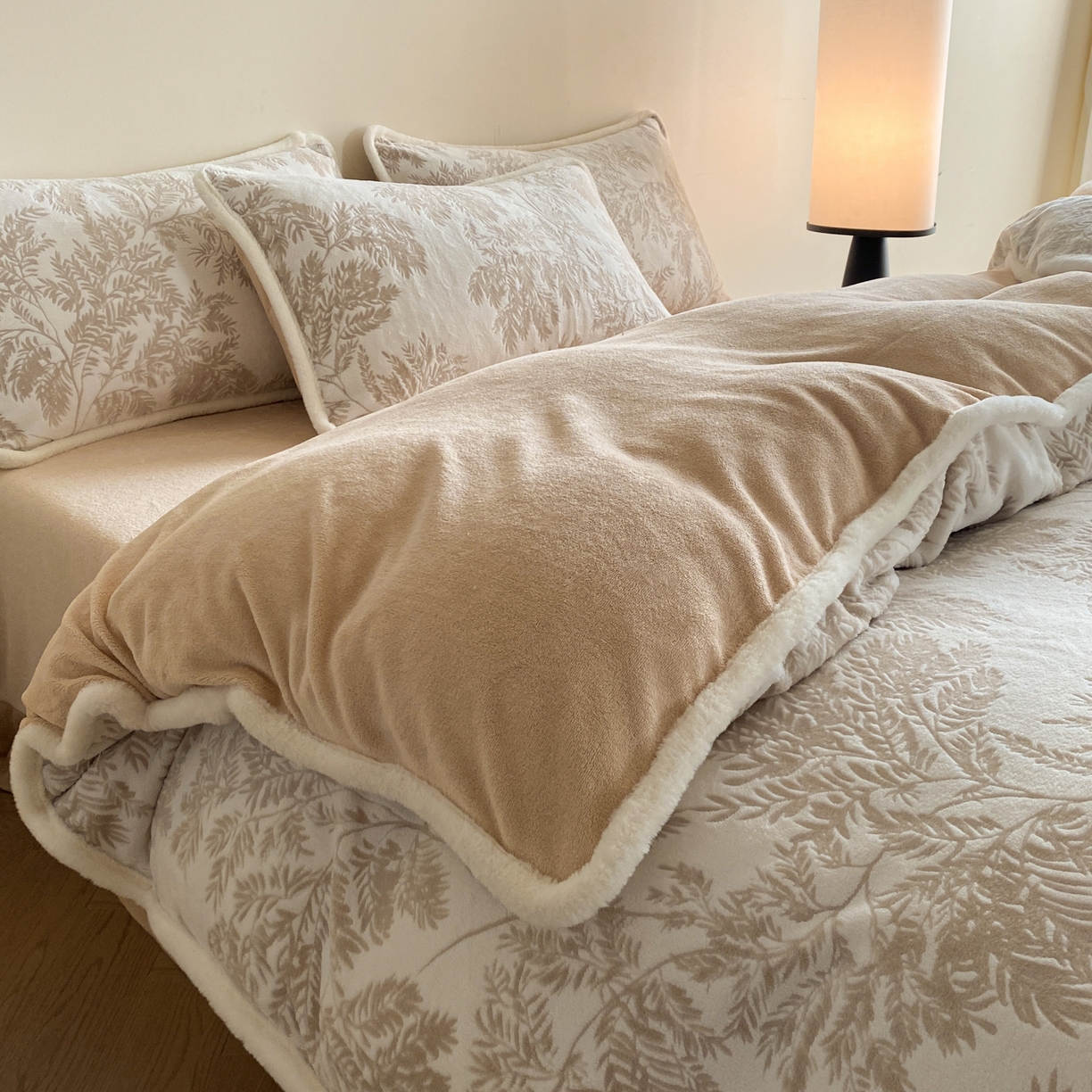 91家纺网 家纺一手货源 找家纺 绘萱家居 2025新款爆款高密消光包边雕花牛奶绒四件套立体5D 圣彼得-咖