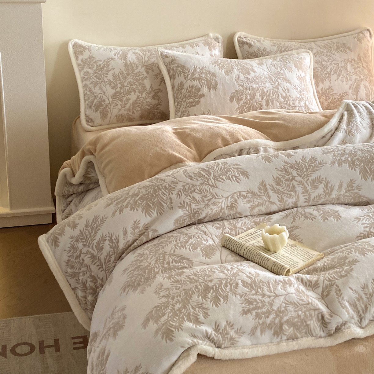 91家纺网 家纺一手货源 找家纺 绘萱家居 2025新款爆款高密消光包边雕花牛奶绒四件套立体5D 圣彼得-咖