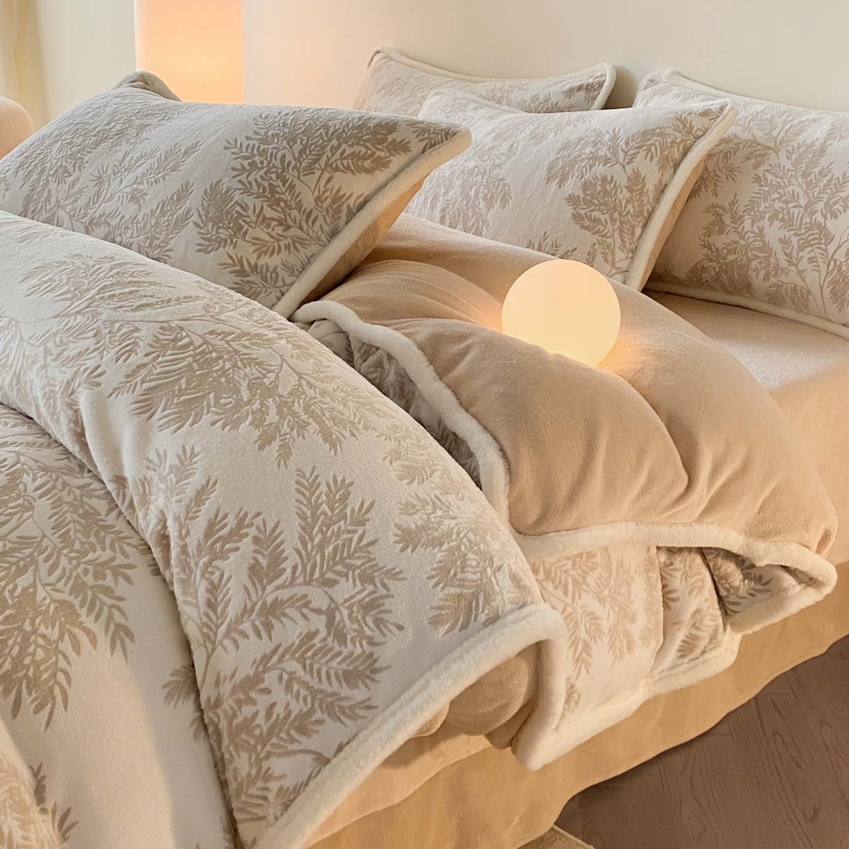 91家纺网 家纺一手货源 找家纺 绘萱家居 2025新款爆款高密消光包边雕花牛奶绒四件套立体5D 圣彼得-咖