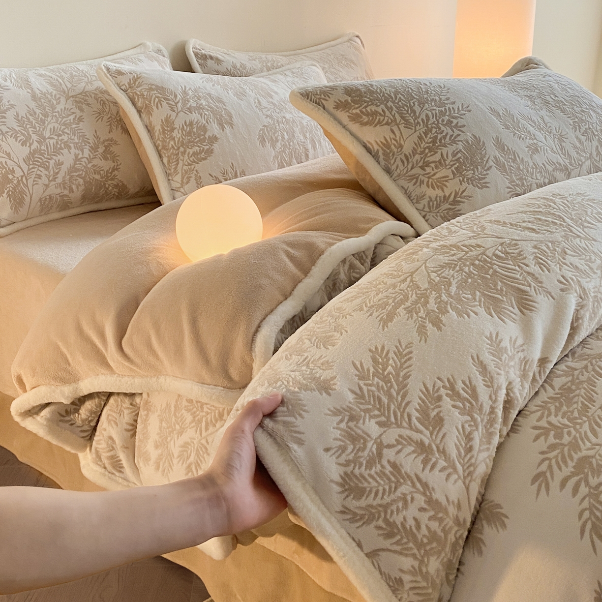 91家纺网 家纺一手货源 找家纺 绘萱家居 2025新款爆款高密消光包边雕花牛奶绒四件套立体5D 圣彼得-咖