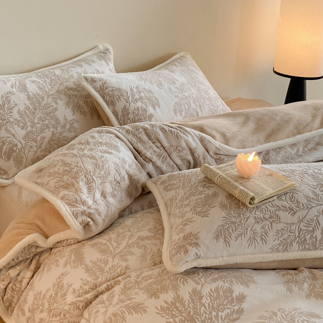 91家纺网 家纺一手货源 找家纺 绘萱家居 2025新款爆款高密消光包边雕花牛奶绒四件套立体5D 圣彼得-咖