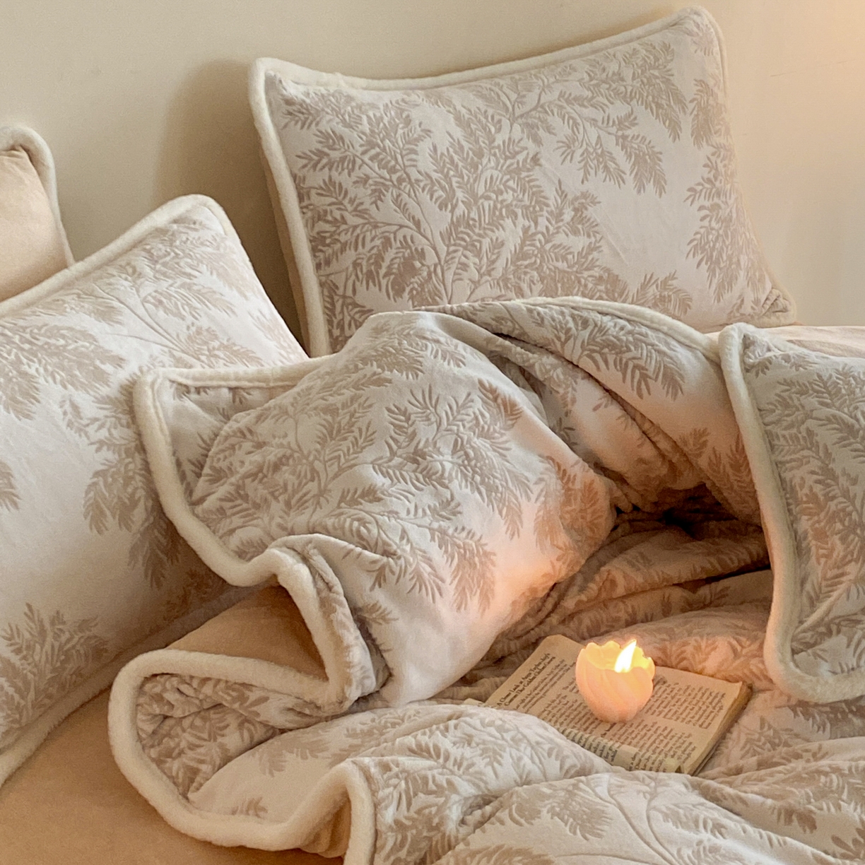 91家纺网 家纺一手货源 找家纺 绘萱家居 2025新款爆款高密消光包边雕花牛奶绒四件套立体5D 圣彼得-咖