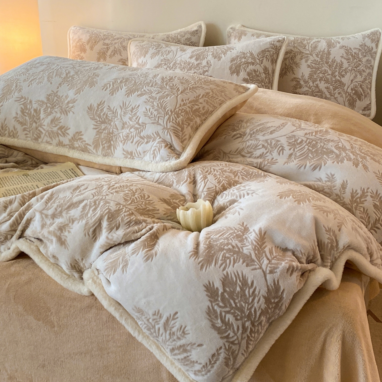 91家纺网 家纺一手货源 找家纺 绘萱家居 2025新款爆款高密消光包边雕花牛奶绒四件套立体5D 圣彼得-咖