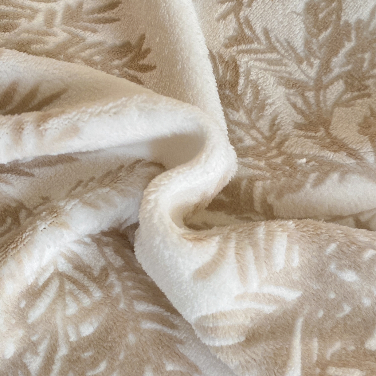 91家纺网 家纺一手货源 找家纺 绘萱家居 2025新款爆款高密消光包边雕花牛奶绒四件套立体5D 圣彼得-咖