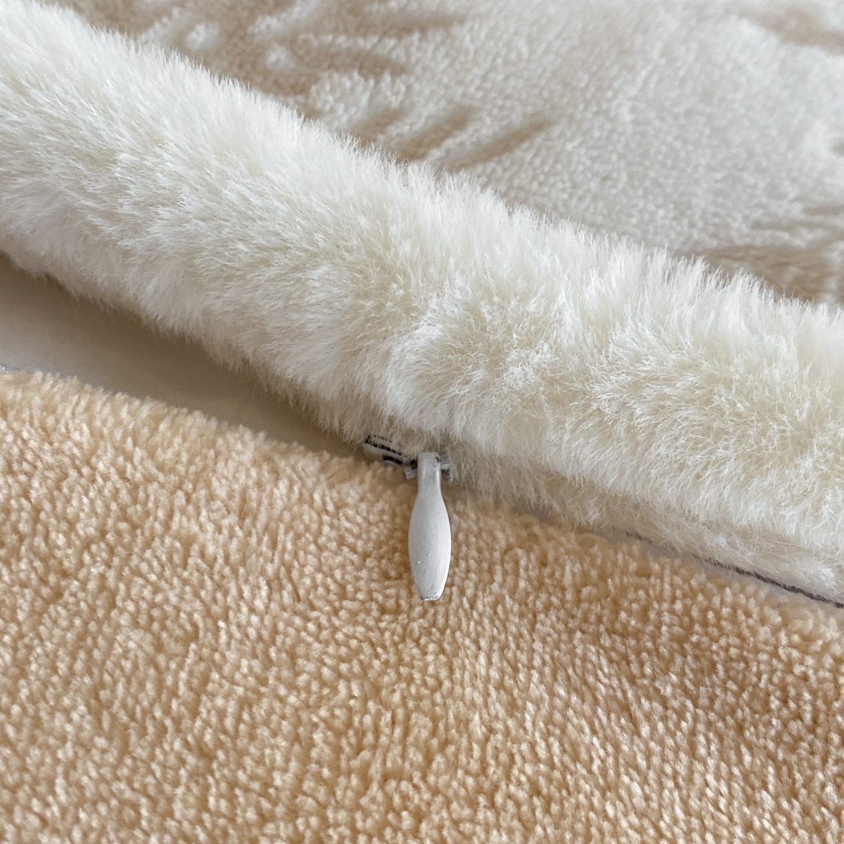 91家纺网 家纺一手货源 找家纺 绘萱家居 2025新款爆款高密消光包边雕花牛奶绒四件套立体5D 圣彼得-咖