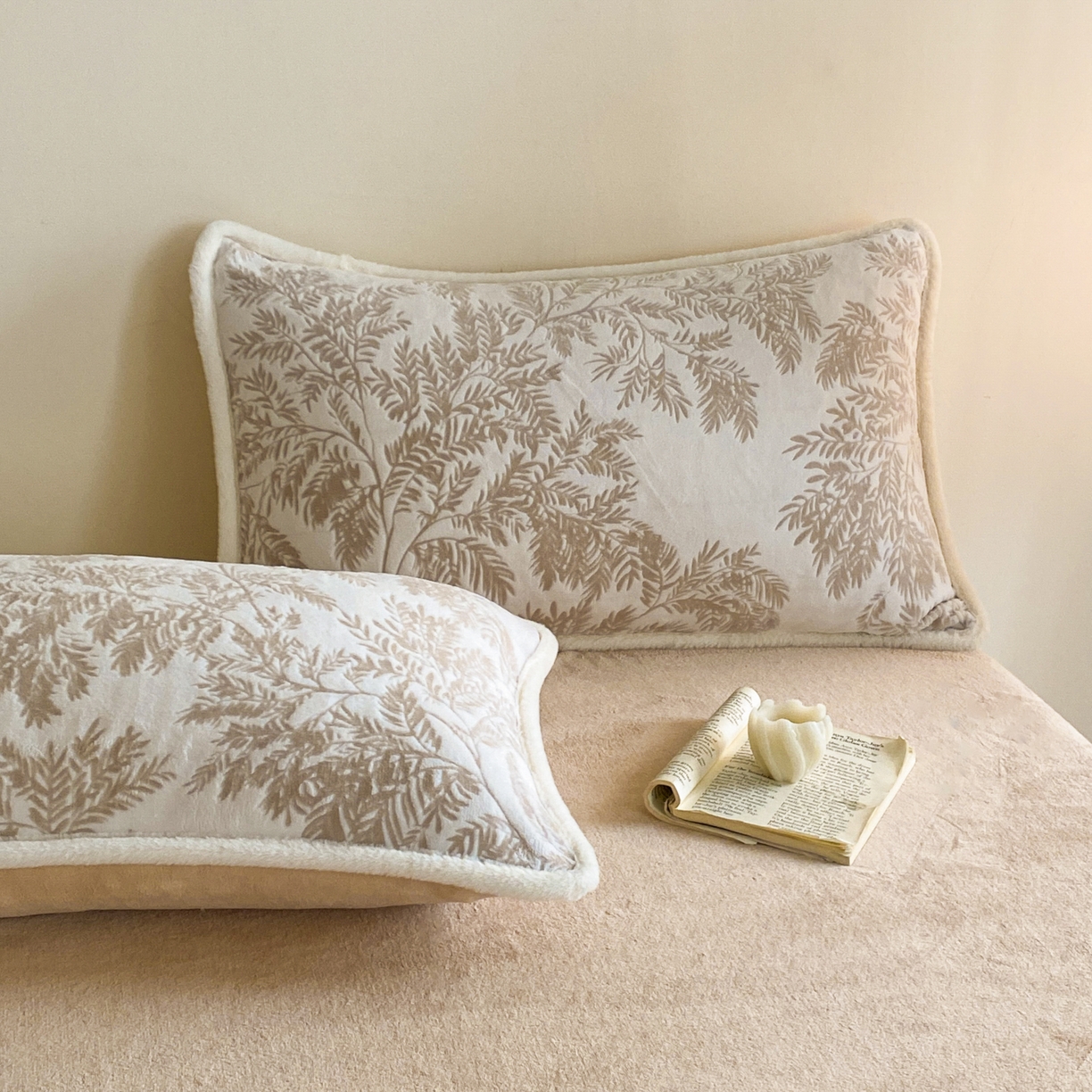 91家纺网 家纺一手货源 找家纺 绘萱家居 2025新款爆款高密消光包边雕花牛奶绒四件套立体5D 圣彼得-咖