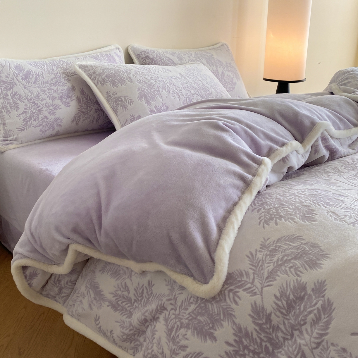 91家纺网 家纺一手货源 找家纺 绘萱家居 2025新款爆款高密消光包边雕花牛奶绒四件套立体5D 圣彼得-紫