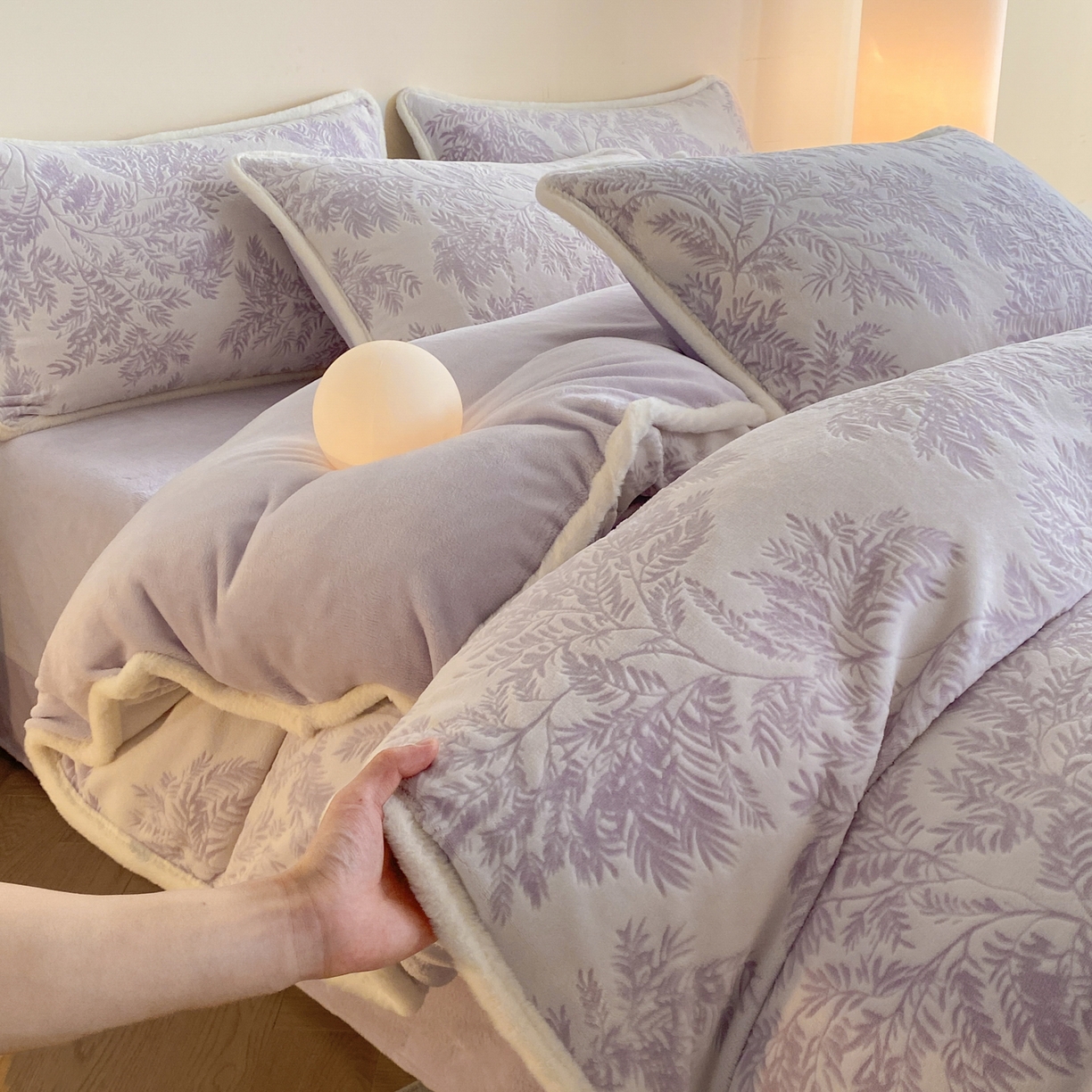 91家纺网 家纺一手货源 找家纺 绘萱家居 2025新款爆款高密消光包边雕花牛奶绒四件套立体5D 圣彼得-紫