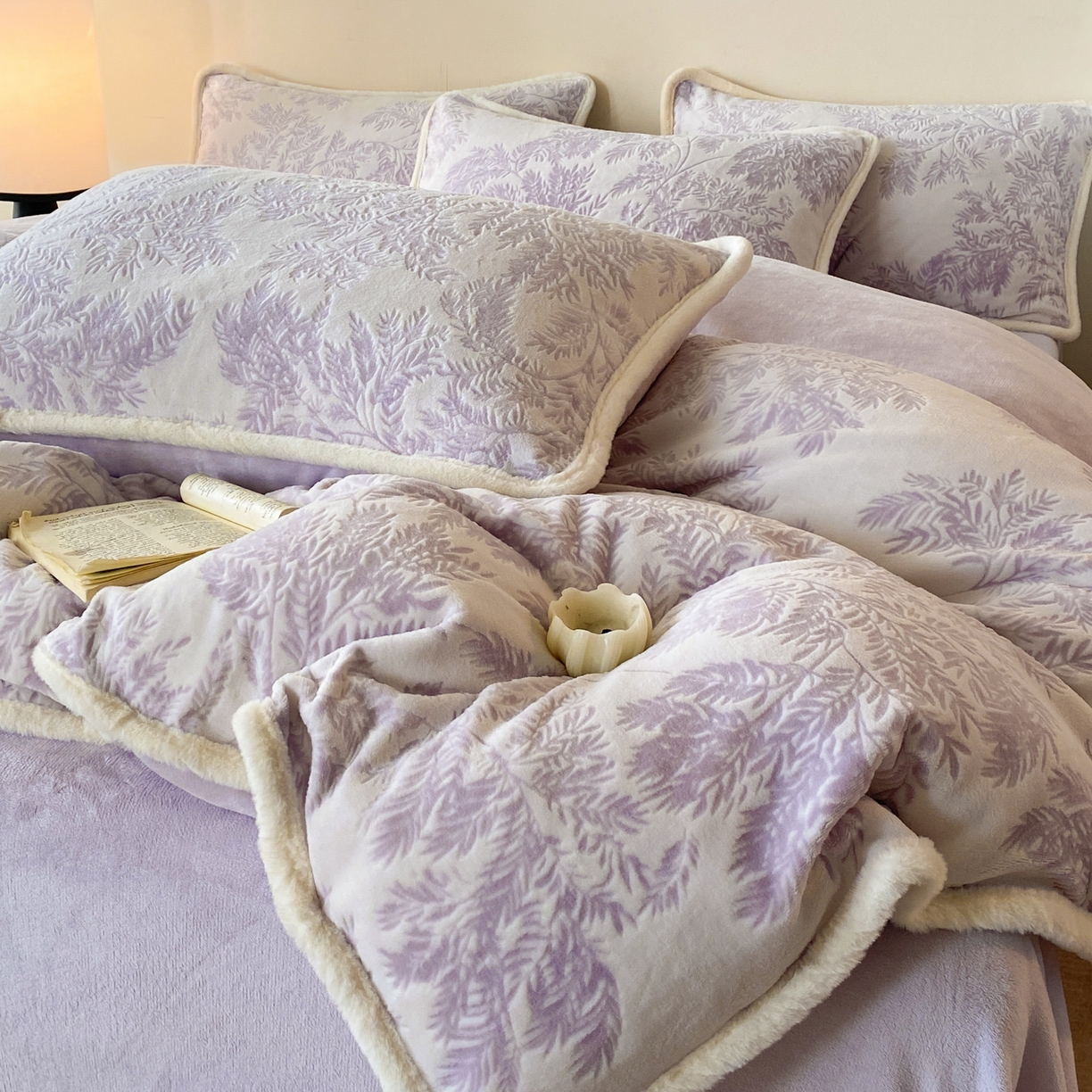 91家纺网 家纺一手货源 找家纺 绘萱家居 2025新款爆款高密消光包边雕花牛奶绒四件套立体5D 圣彼得-紫