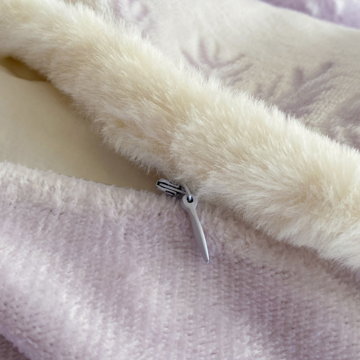 91家纺网 家纺一手货源 找家纺 绘萱家居 2025新款爆款高密消光包边雕花牛奶绒四件套立体5D 圣彼得-紫