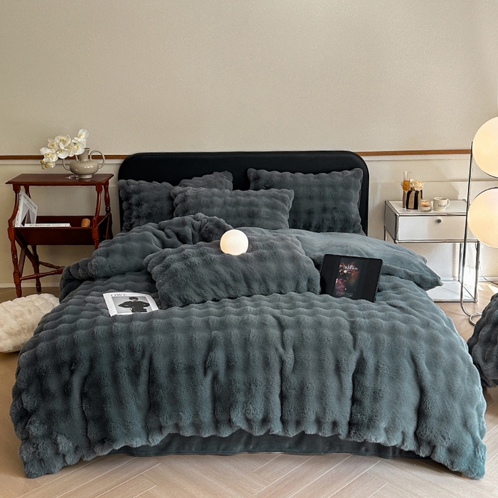 可恩欣 2025新款兔毛牛奶绒印花剪花四件套 宝格丽黑