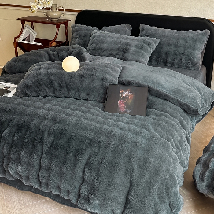 91家纺网 家纺一手货源 找家纺 可恩欣 2025新款兔毛牛奶绒印花剪花四件套 宝格丽黑