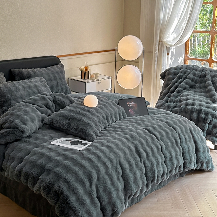 91家纺网 家纺一手货源 找家纺 可恩欣 2025新款兔毛牛奶绒印花剪花四件套 宝格丽黑