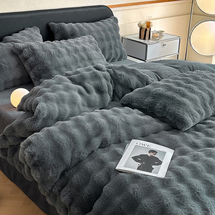 91家纺网 家纺一手货源 找家纺 可恩欣 2025新款兔毛牛奶绒印花剪花四件套 宝格丽黑