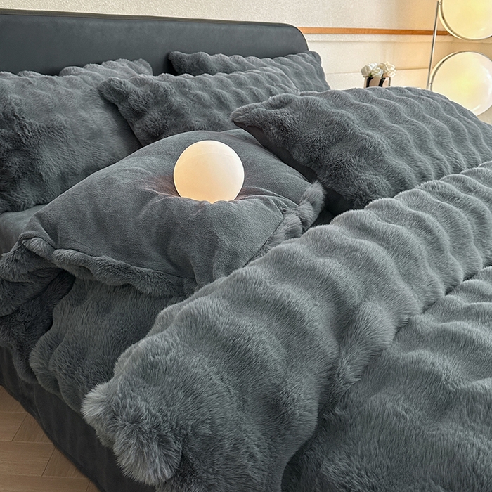 91家纺网 家纺一手货源 找家纺 可恩欣 2025新款兔毛牛奶绒印花剪花四件套 宝格丽黑