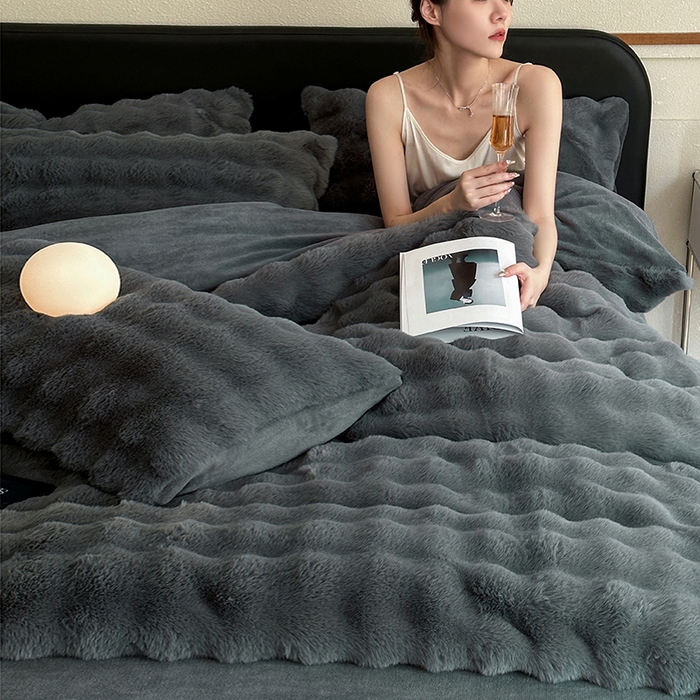 91家纺网 家纺一手货源 找家纺 可恩欣 2025新款兔毛牛奶绒印花剪花四件套 宝格丽黑