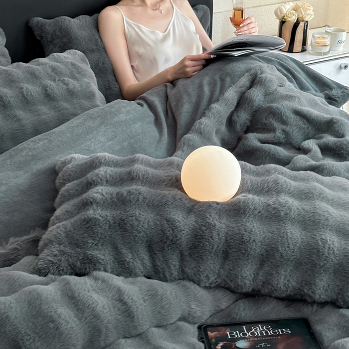 91家纺网 家纺一手货源 找家纺 可恩欣 2025新款兔毛牛奶绒印花剪花四件套 宝格丽黑