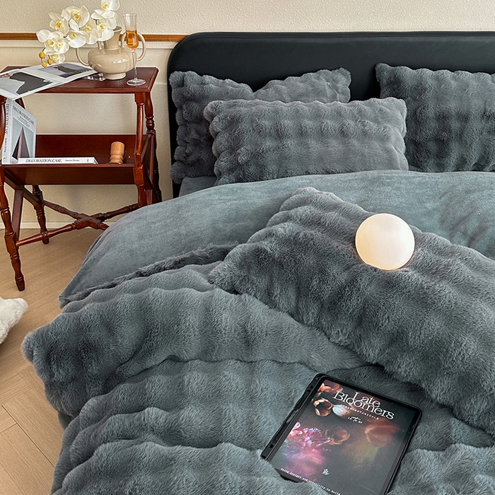 91家纺网 家纺一手货源 找家纺 可恩欣 2025新款兔毛牛奶绒印花剪花四件套 宝格丽黑