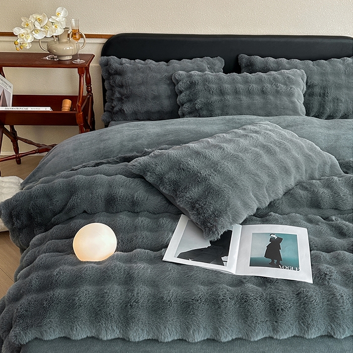 91家纺网 家纺一手货源 找家纺 可恩欣 2025新款兔毛牛奶绒印花剪花四件套 宝格丽黑