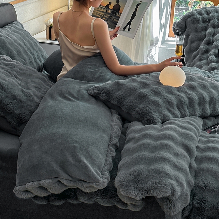 91家纺网 家纺一手货源 找家纺 可恩欣 2025新款兔毛牛奶绒印花剪花四件套 宝格丽黑