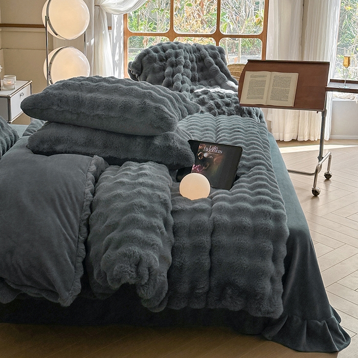 91家纺网 家纺一手货源 找家纺 可恩欣 2025新款兔毛牛奶绒印花剪花四件套 宝格丽黑