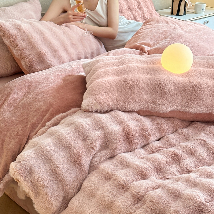 91家纺网 家纺一手货源 找家纺 可恩欣 2025新款兔毛牛奶绒印花剪花四件套 波尔多粉