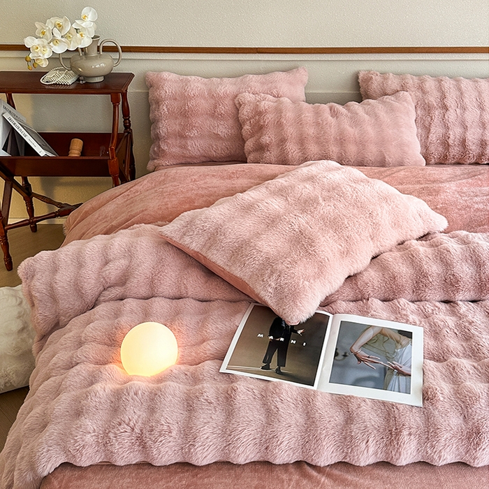 91家纺网 家纺一手货源 找家纺 可恩欣 2025新款兔毛牛奶绒印花剪花四件套 波尔多粉