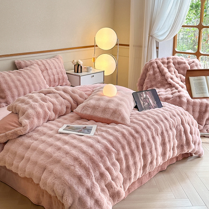 91家纺网 家纺一手货源 找家纺 可恩欣 2025新款兔毛牛奶绒印花剪花四件套 波尔多粉