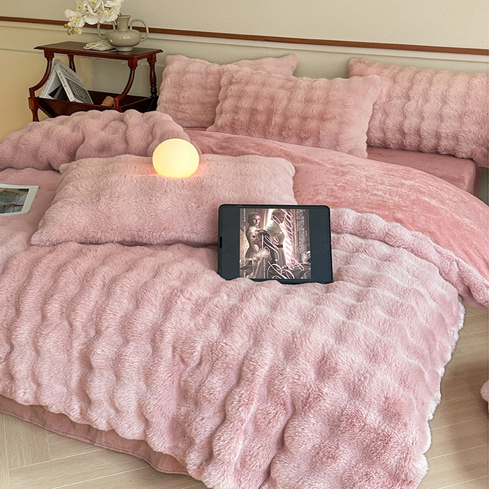 91家纺网 家纺一手货源 找家纺 可恩欣 2025新款兔毛牛奶绒印花剪花四件套 波尔多粉