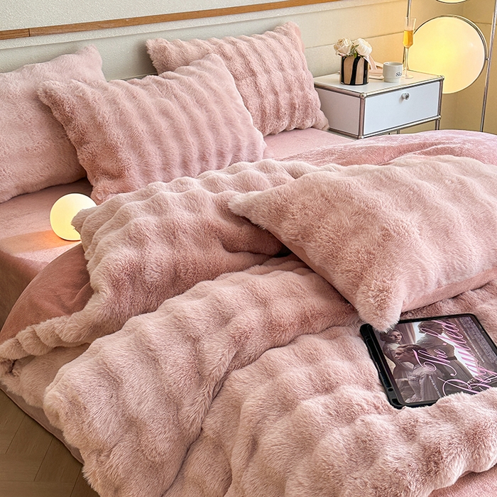 91家纺网 家纺一手货源 找家纺 可恩欣 2025新款兔毛牛奶绒印花剪花四件套 波尔多粉