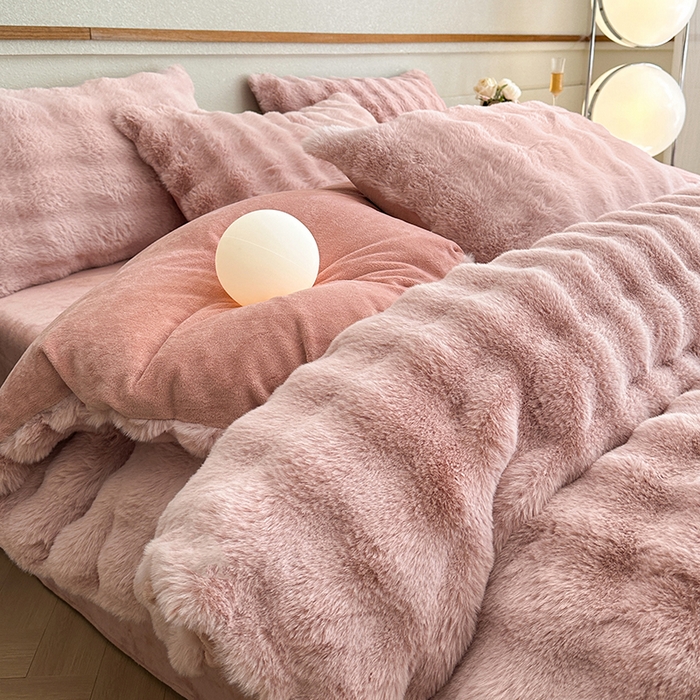 91家纺网 家纺一手货源 找家纺 可恩欣 2025新款兔毛牛奶绒印花剪花四件套 波尔多粉