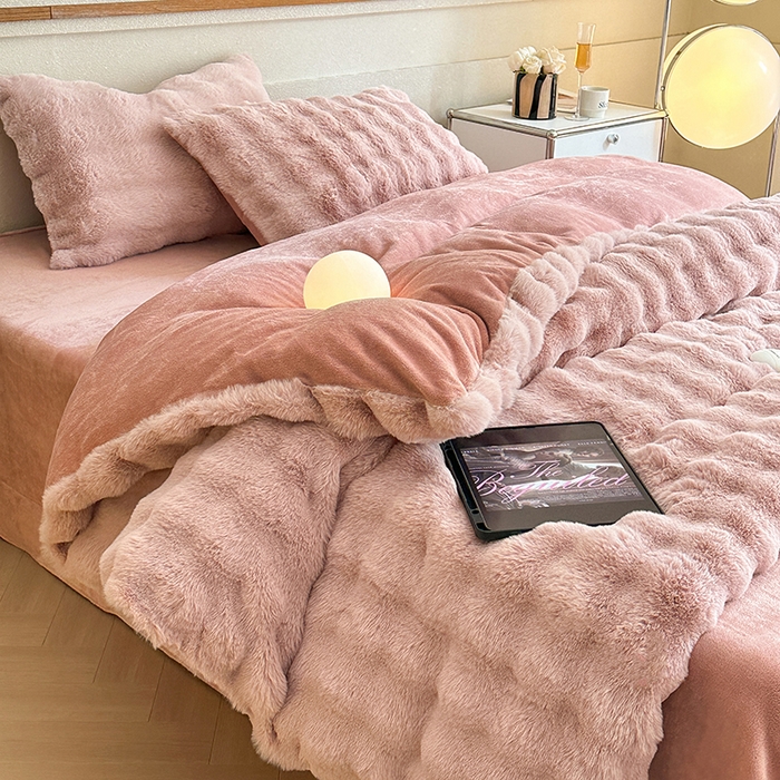 91家纺网 家纺一手货源 找家纺 可恩欣 2025新款兔毛牛奶绒印花剪花四件套 波尔多粉